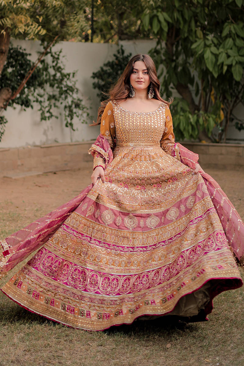 Picture of Minal Khan in Meher